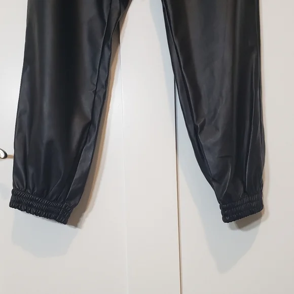 A New Day Vegan Black Leather Joggers Pants Size Medium Stretch Brand New - Picture 10 of 15